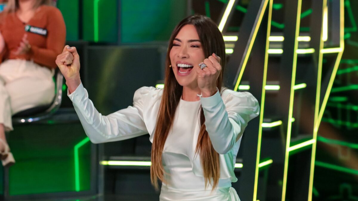 Patricia Abravanel, celebrando com as mãos, em trecho do Show do Milhão no Programa Silvio Santos