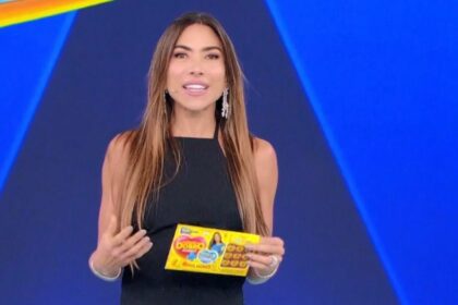 Patricia Abravanel sorrindo e segurando o bilhete do segundo sorteio da Tele Sena de Mães 2025