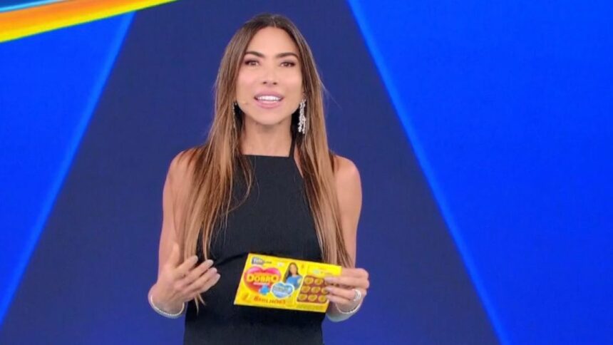 Patricia Abravanel sorrindo e segurando o bilhete do segundo sorteio da Tele Sena de Mães 2025