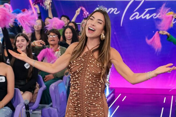 Patricia Abravanel, sorridente e com os braços abertos no Programa Silvio Santos