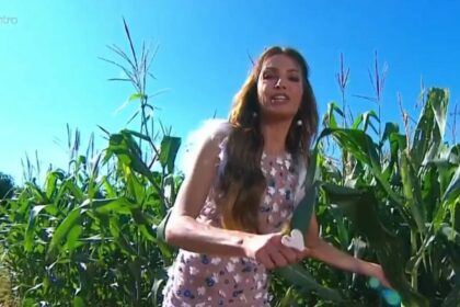 Patrícia Poeta em frente à uma plantação de milho, em trecho do Encontro