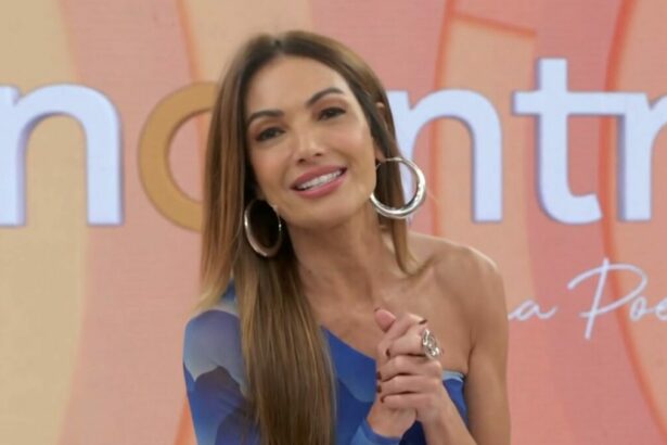Patrícia Poeta emocionada em frente ao telão no Encontro