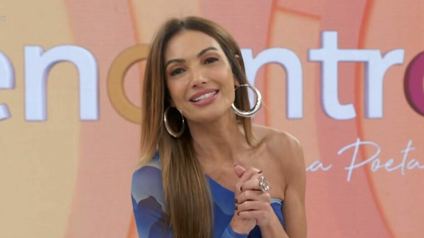 Patrícia Poeta emocionada em frente ao telão no Encontro