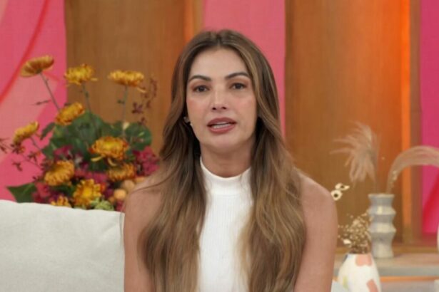 Patrícia Poeta sentada no cenário do Encontro