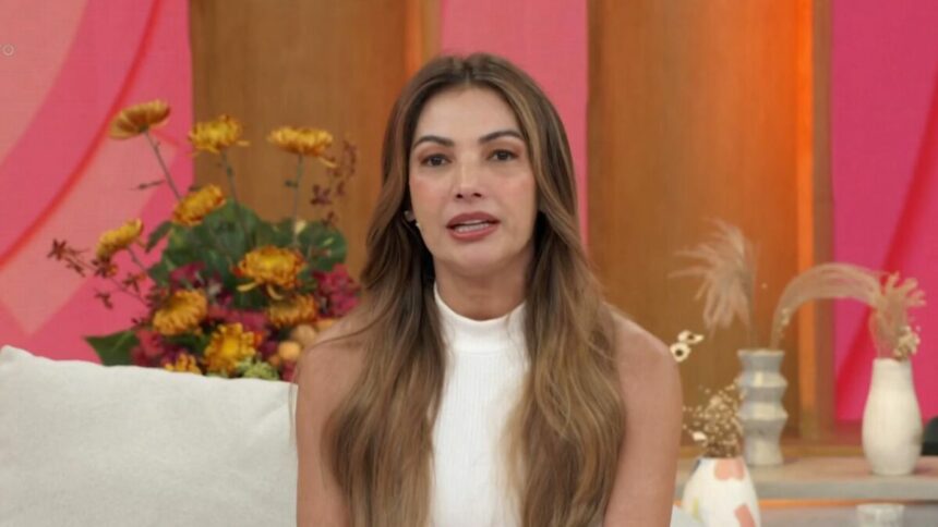 Patrícia Poeta sentada no cenário do Encontro