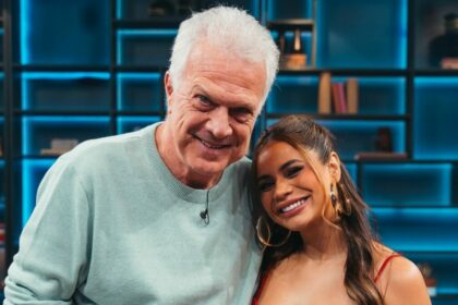 Pedro Bial e Lexa em foto posada no cenário do Conversa com Bial