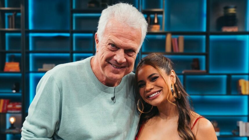 Pedro Bial e Lexa em foto posada no cenário do Conversa com Bial