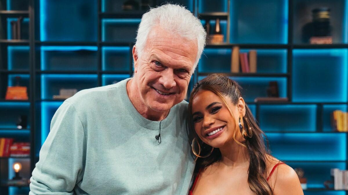 Pedro Bial e Lexa em foto posada no cenário do Conversa com Bial