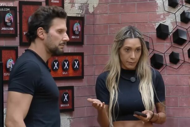 Pessina e Talira em frente ao quadro da divisão de quartos no Power Couple Brasil 7