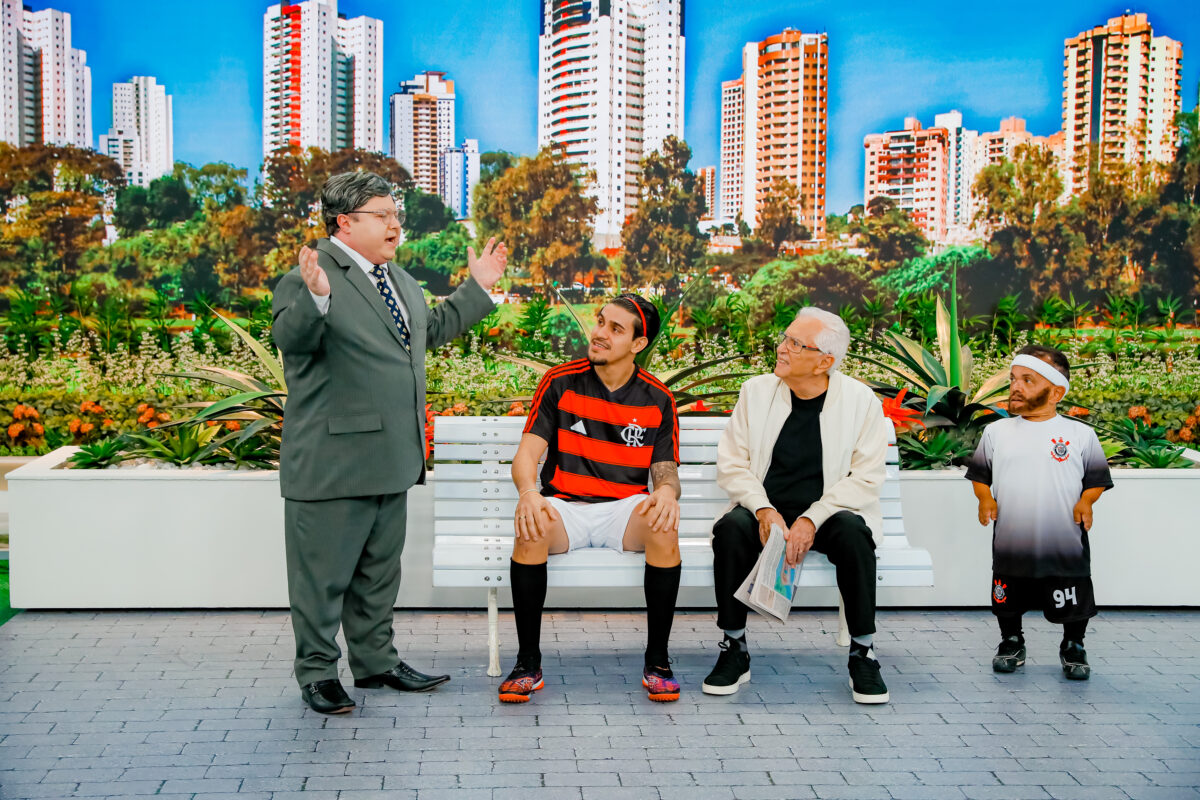 Porpetone, como Milton Névoas, abre os braços em frente a Pdro do Flamengo, Carlos Alberto de Nóbrega e Memphis Filho Depay