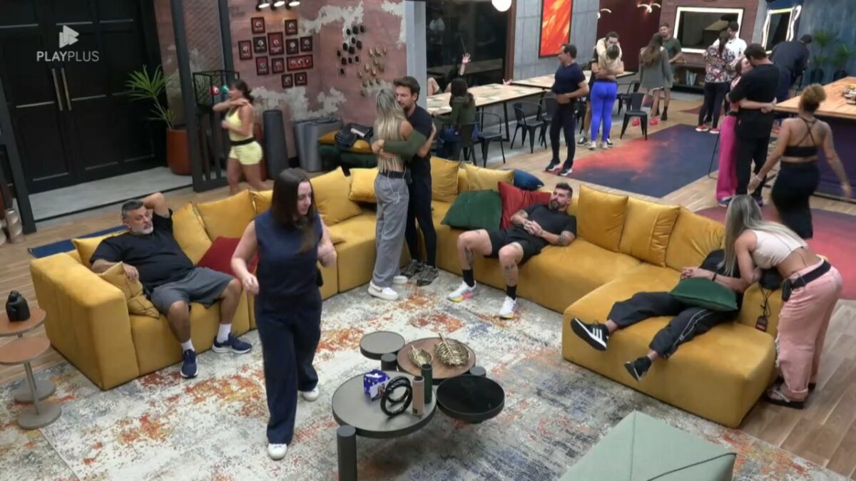 Mulheres se despedem de seus receptivos maridos na sala da Mansão do Power Couple