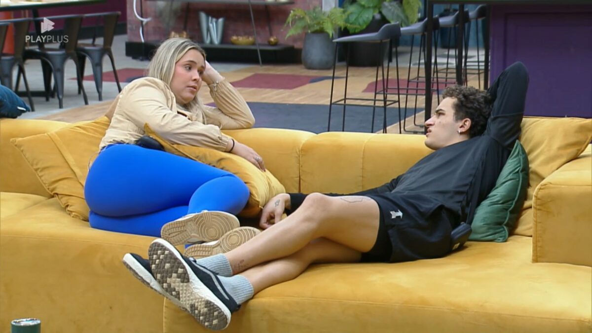 Bia e Gui sentados no sofá