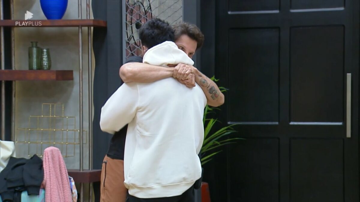 Pessina abraça Diego na entrada da mansão Power