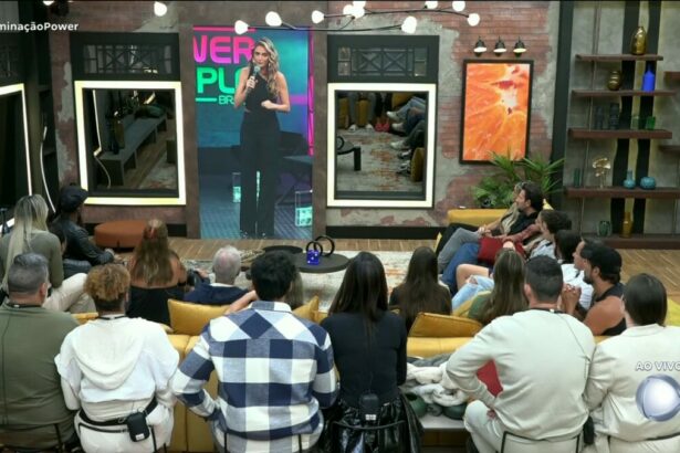 Rafa Brites aparecendo no telão da sala, em conversa com os participantes do Power Couple