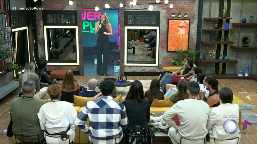 Rafa Brites aparecendo no telão da sala, em conversa com os participantes do Power Couple
