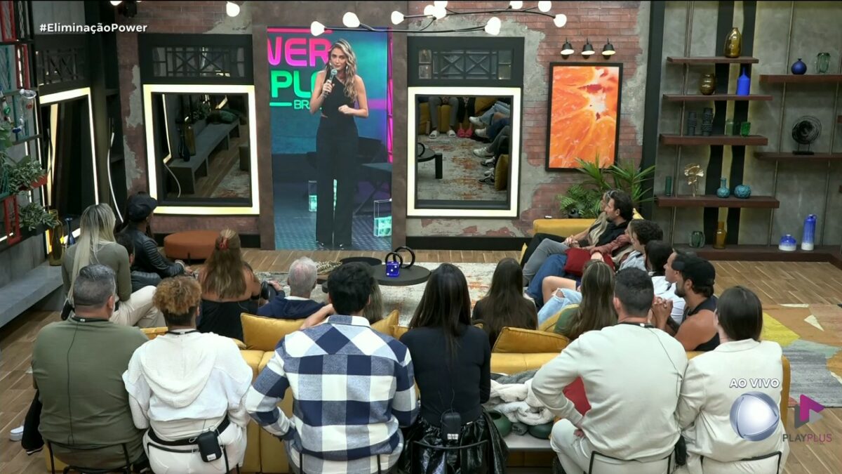 Rafa Brites aparecendo no telão da sala, em conversa com os participantes do Power Couple