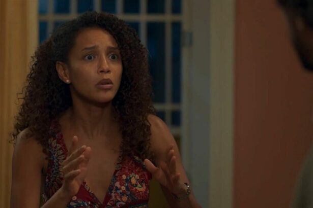 Raquel assustada olhando para Ivan em cena de Vale Tudo