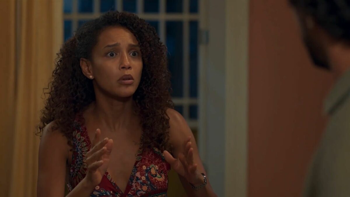 Raquel assustada olhando para Ivan em cena de Vale Tudo