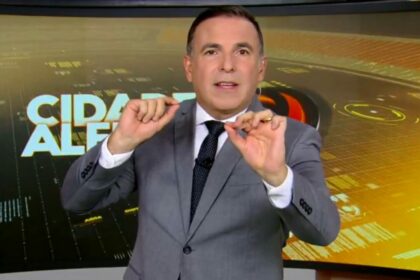 Reinaldo Gottino gesticulando no estúdio do Cidade Alerta