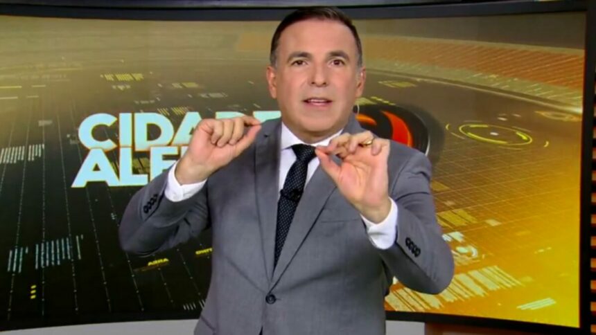 Reinaldo Gottino gesticulando no estúdio do Cidade Alerta