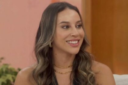 Renata Saldanha sorridente, em trecho de participação no Encontro