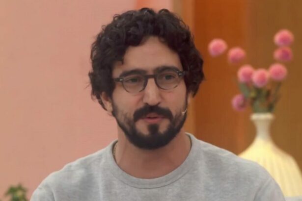 Renato Góes em trecho de entrevista no sofá do Encontro