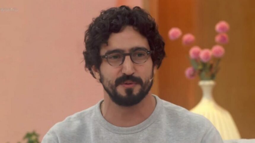 Renato Góes em trecho de entrevista no sofá do Encontro