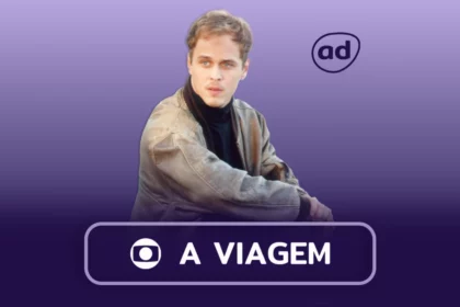 Alexandre (Guilherme Fontes) sentado na arte do resumo da novela A Viagem
