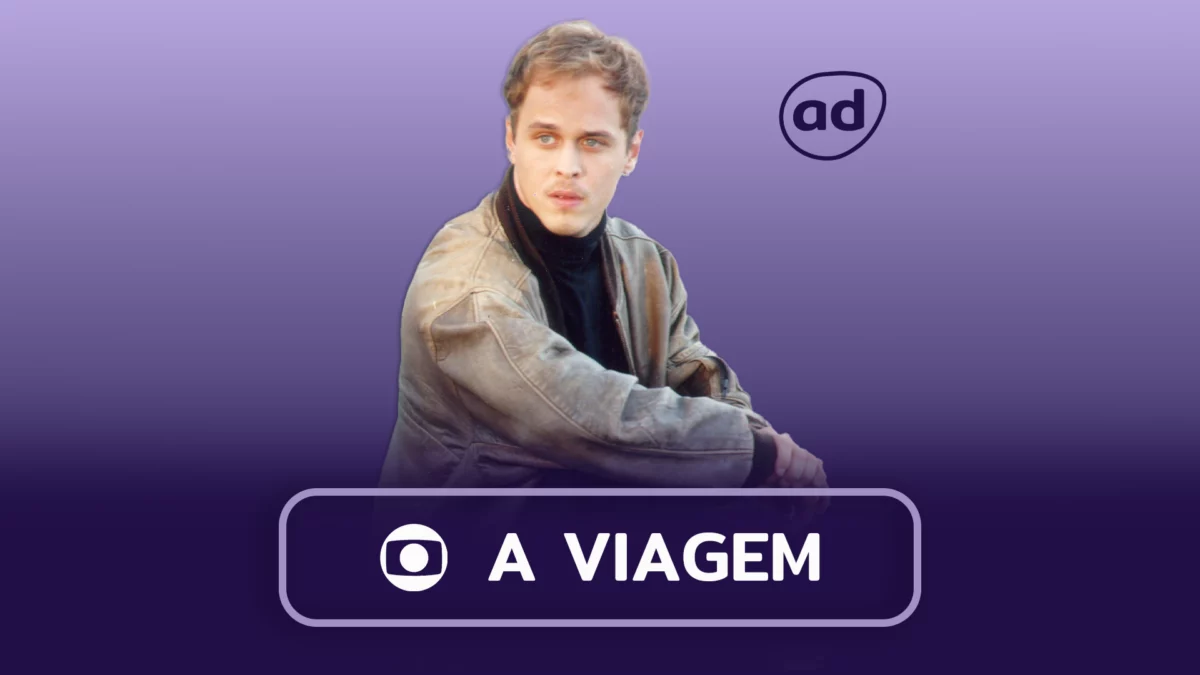 Alexandre (Guilherme Fontes) sentado na arte do resumo da novela A Viagem