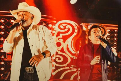 Rionegro e Solimões em cima de palco, em trecho de apresentação