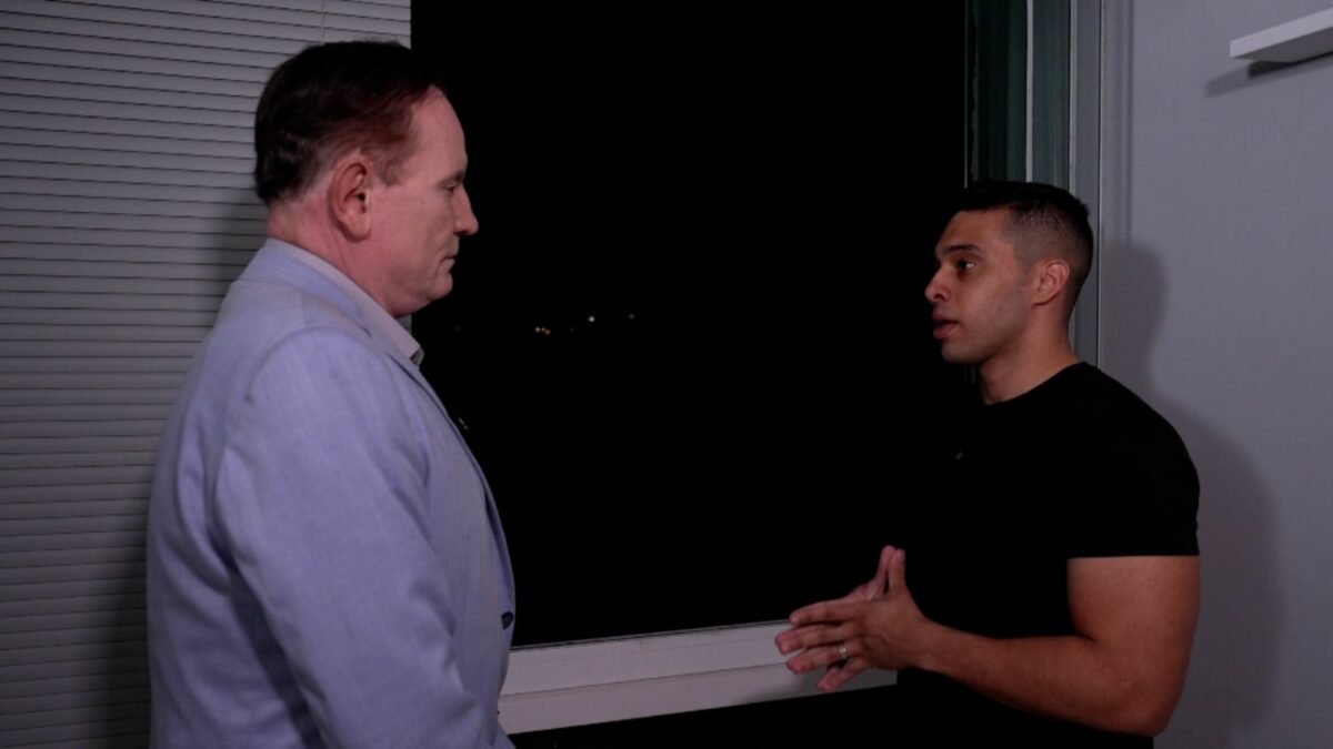 Roberto Cabrini e Gabriel Monteiro, frente a frente, em trecho da entrevista para o Domingo Espetacular