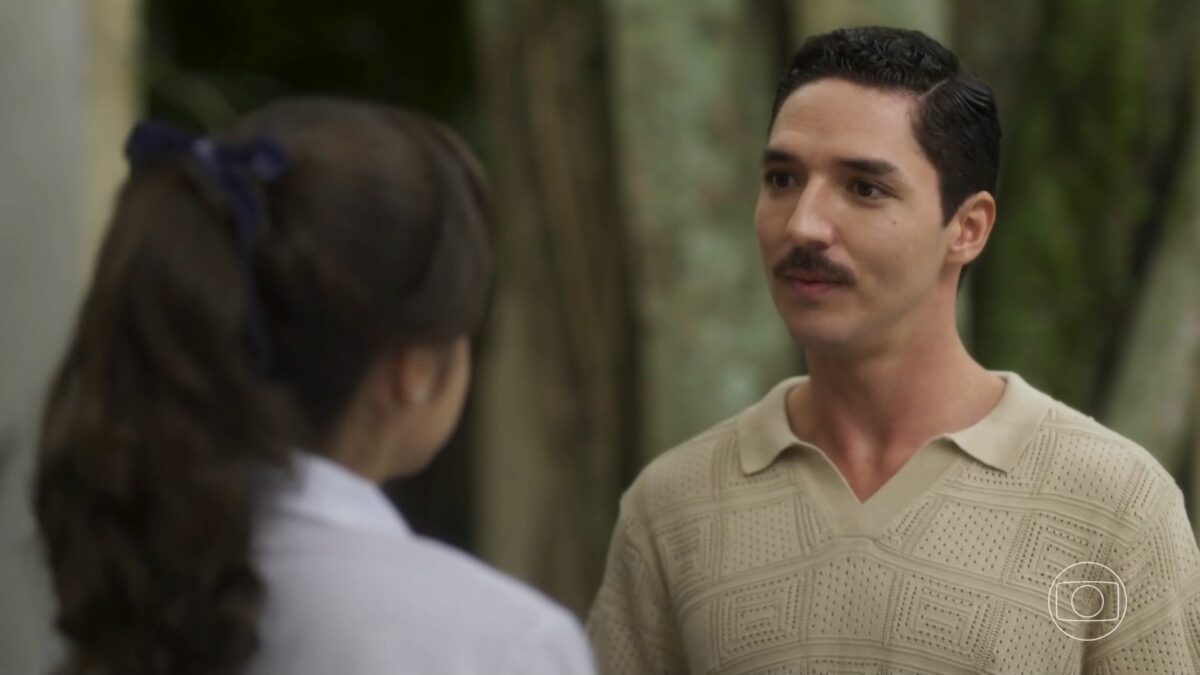 Ronaldo em frente a Bia numa rua em cena da novela Garota do Momento