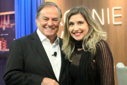 Ronnie Von e Mylena Ciribelli em foto posada no cenário do Companhia Certa