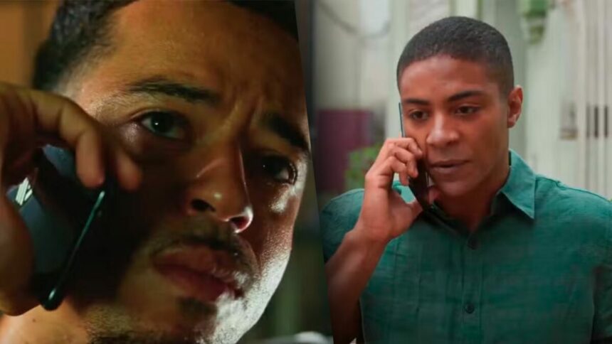 Ryan segura microfone e liga para Marlon que atende em uma rua em cena da novela Dona de Mim