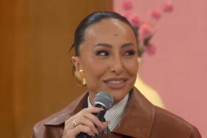 Sabrina Sato em trecho de entrevista no sofá do Encontro