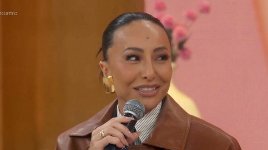 Sabrina Sato em trecho de entrevista no sofá do Encontro