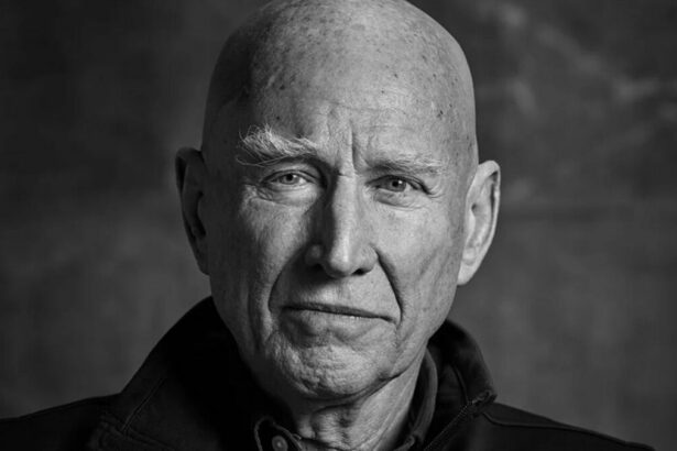Sebastião Salgado em foto em preto e branco
