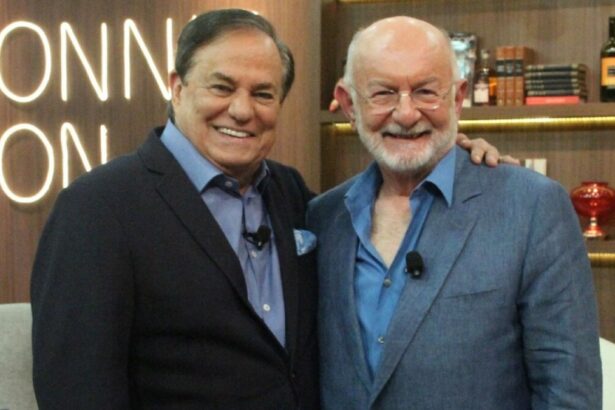 Silvio de Abreu e Ronnie Von em foto posada no cenário do Companhia Certa