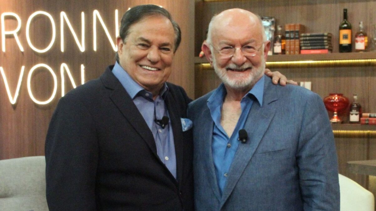 Silvio de Abreu e Ronnie Von em foto posada no cenário do Companhia Certa