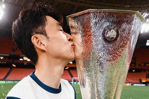 Son beijando a taça com o título da Liga Europa