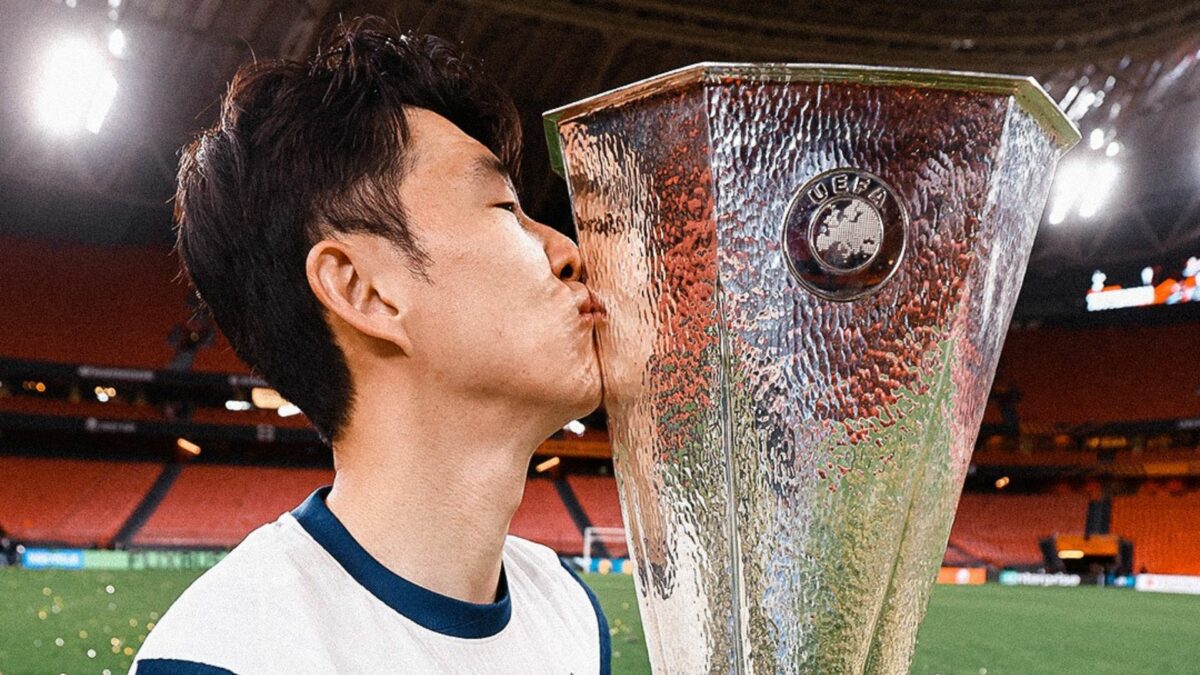 Son beijando a taça com o título da Liga Europa