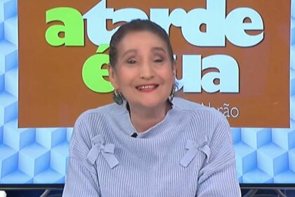 Sonia Abrão sorridente na bancada do A Tarde é Sua