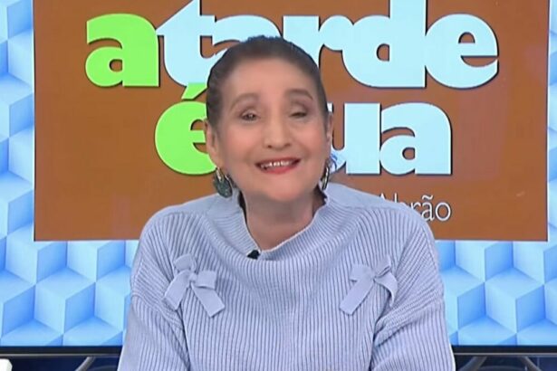 Sonia Abrão sorridente na bancada do A Tarde é Sua