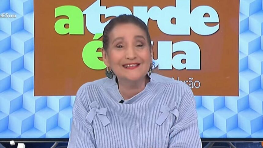 Sonia Abrão sorridente na bancada do A Tarde é Sua