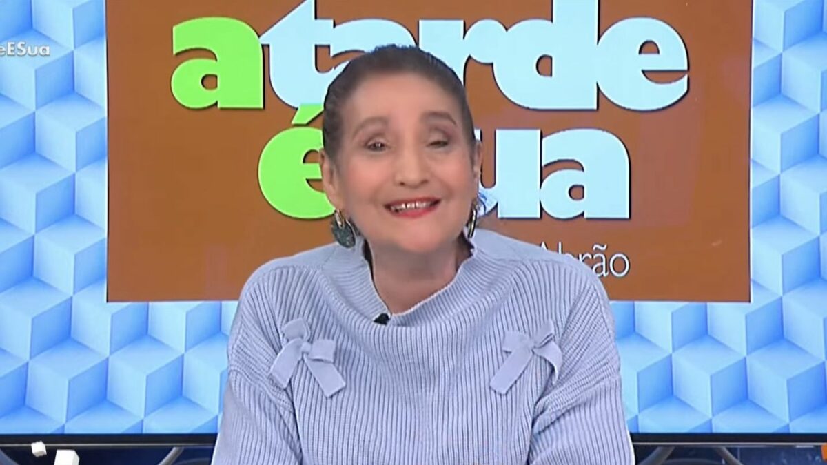 Sonia Abrão sorridente na bancada do A Tarde é Sua