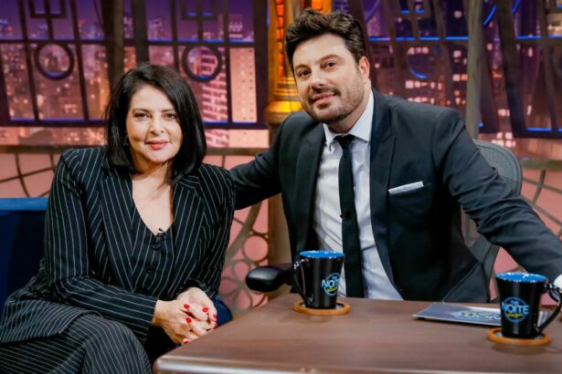 Sônia Lima e Danilo Gentili em foto posada no cenário do The Noite