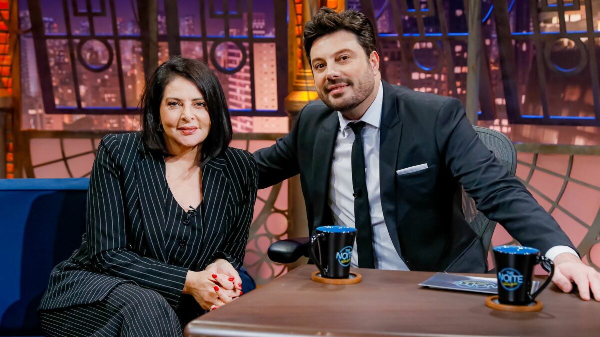 Sônia Lima e Danilo Gentili em foto posada no cenário do The Noite