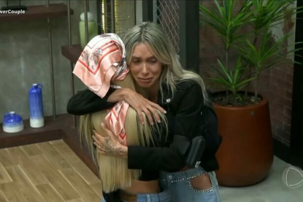 Talira chorando e sendo abraçada por Giovanna no Power Couple