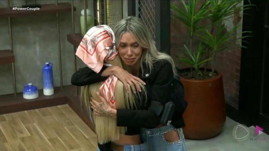 Talira chorando e sendo abraçada por Giovanna no Power Couple