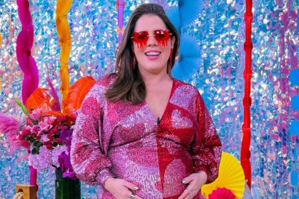 Tati Machado com a mão na barriga de grávida